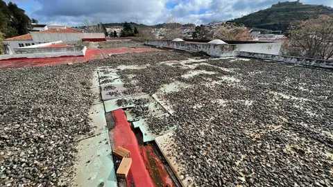 Cubierta del edificio escolar, repleta de goteras y desconchones