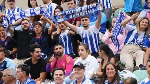 Aficionados del Recreativo en la Ciudad Deportiva Luis del Sol.