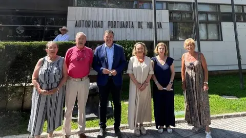 Alberto Santana con la directiva de los antiguos vecinos de San Sebastián