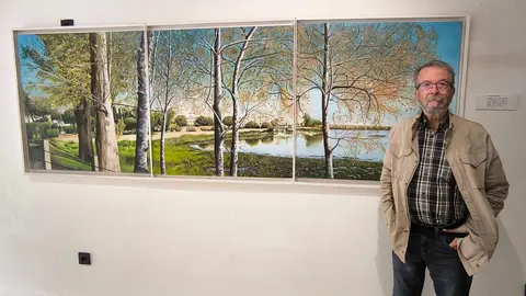 Pepe Prieto con una de sus obras pictóricas