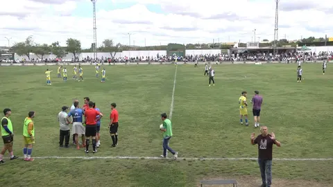 El Isla Cristina consultando con el equipo arbitral la validez del cambio de Aranda