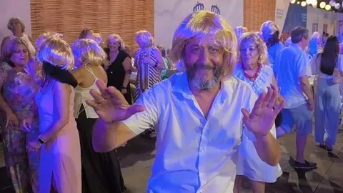 Marcos Gualda con su peluca de la Carr&aacute;