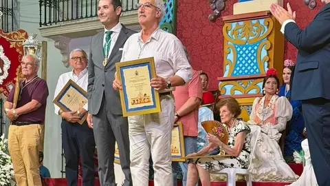Ferm&iacute;n Gonz&aacute;lez Mayoral con su pergamino