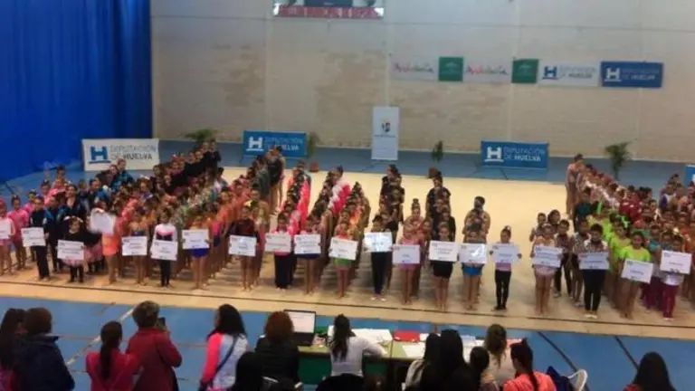 Gimnastas participantes en el Pabell&oacute;n Municipal de Deportes. / Ayto. S. Bartolom&eacute;
