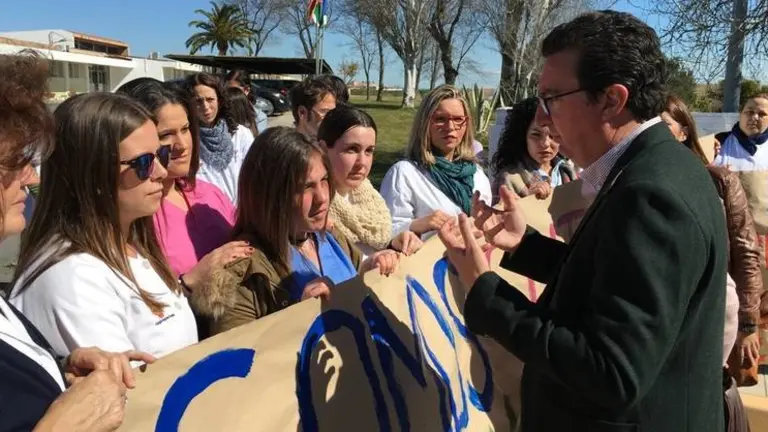 Manuel Andrés González, en la concentración de los monitores. / PP de Huelva