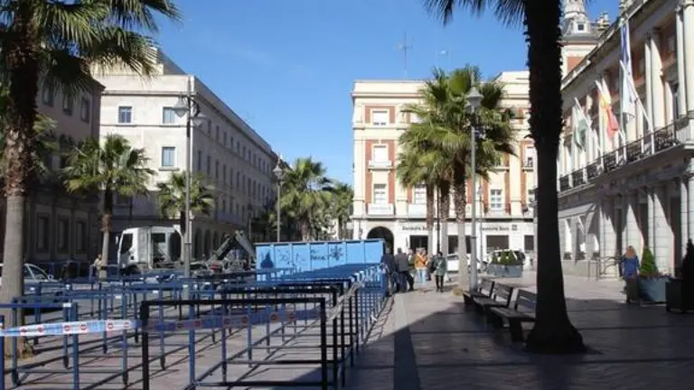 Instalaci&oacute;n de las estructuras de los palcos en la plaza de la Constituci&oacute;n. / D. H.