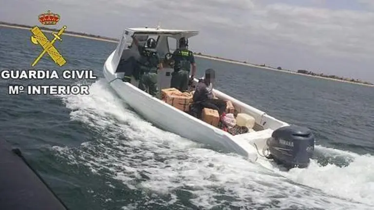 Agentes del Servicio Mar&iacute;timo de Huelva en una operaci&oacute;n antidroga. / Guardia Civil