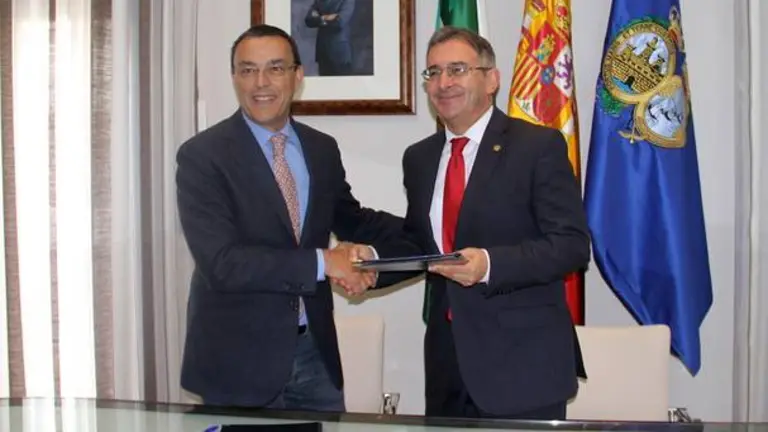 Ignacio Caraballo y Francisco Ruiz, tras la firma del convenio. / Diputaci&oacute;n de Huelva