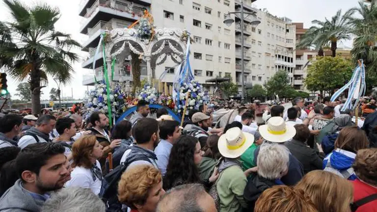  El Simpecado de la Hermandad de Huelva, a su paso por el monumento de la Blanca Paloma. / JOSMI