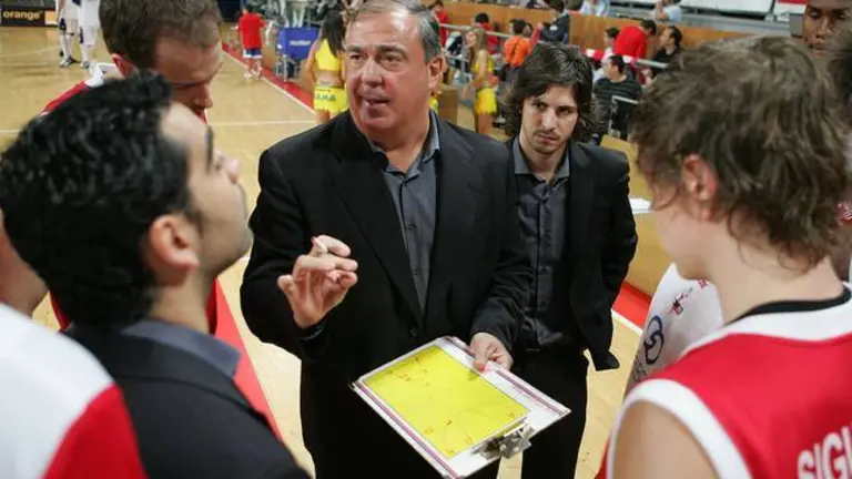 El vigu&eacute;s Quino Salvo habla con sus jugadores en el descanso de uno de los &uacute;ltimos choques del Gestib&eacute;rica.-Horizontal.