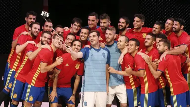 GRA427. LAS ROZAS (MADRID), 10/11/2015.- El portero y capit&aacute;n de la selecci&oacute;n espa&ntilde;ola de f&uacute;tbol Iker Casillas (c) se hace un selfi con sus compa&ntilde;eros durante la presentaci&oacute;n hoy de la nueva equipaci&oacute;n que utilizar&aacute;n en la Eurocopa 2016, tras el entrenamiento llevado a cabo esta tarde en la Ciudad deportiva de las Rozas para preparar el partido amistoso frente a Inglarerra que disputar&aacute;n el viernes. EFE/Kiko Huesca