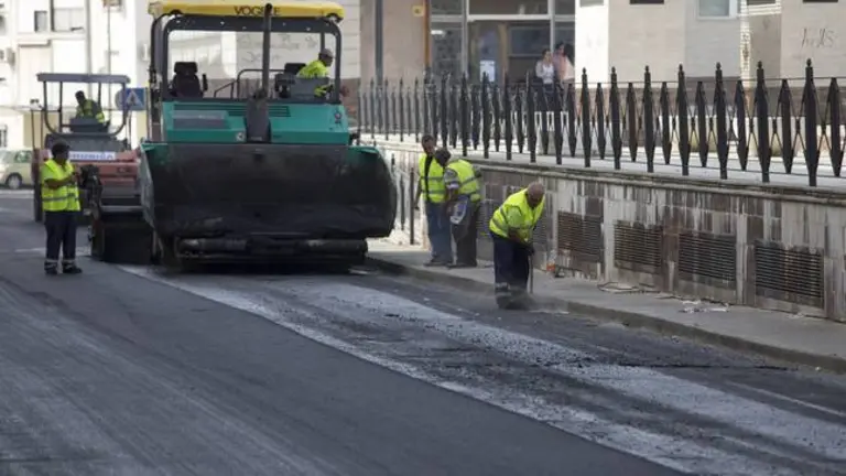 HUELVA , 12/05/15 HUELVA - Asfaltado Calle Cumbres Mayores .
Foto: ALBERTO DIAZ .