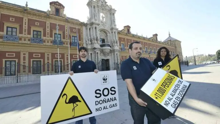 11-03-2015. SEVILLA. Entrega de 11.000 firmas de la campania www.wwf.es/nogasdonana en el Palacio de San Telmo. FOTO : WWF