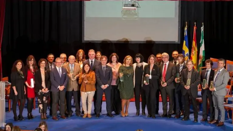 Entrega distinciones huelva junta en huelva, foto de familia de las autoridades junto a los premiados