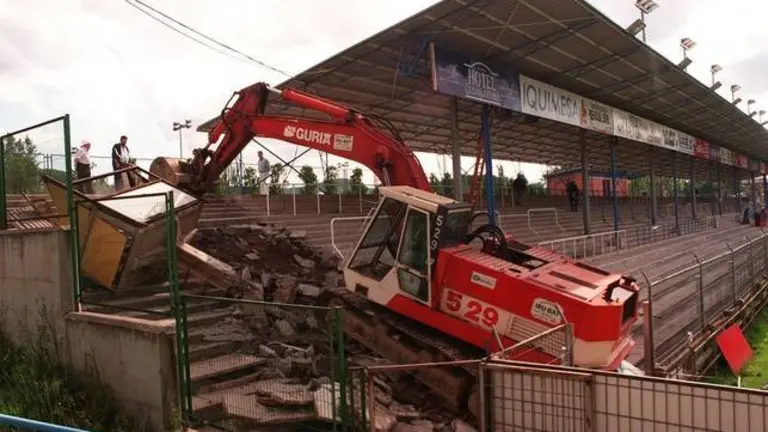 derribo de la tribuna de general de mendizorroza