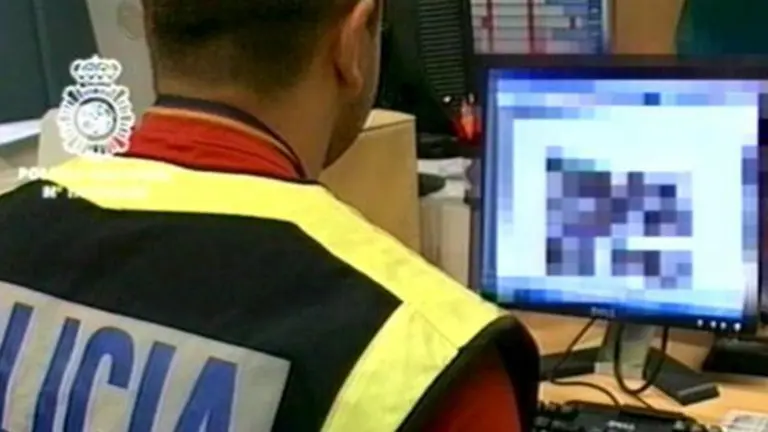 MD63 MADRID, 05/05/09.- La Policía Nacional ha detenido a 16 personas en una operación contra la pornografía infantil en internet, entre ellas un profesor de educación infantil y un militar, Los arrestados intercambiaban a través de las redes P2P vídeos que muestran abusos cometidos por adultos sobre niñas de edades comprendidas entre los 5 y los 10 años. EFE