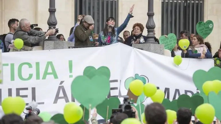 HUELVA, 07/04/18 HUELVA - Concentraci&oacute;n de apoyo a los familiares de las victimas del doble crimen de Almonte , a la que asisten familiares de Marta del Castillo y de Ruth y Jos&eacute;, entre otras familias de victimas . En la Plaza de las Monjas.
Foto: ALBERTO DIAZ archsev