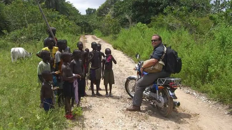 Luis de Vega, con subsaharianos en Guinea Bissau