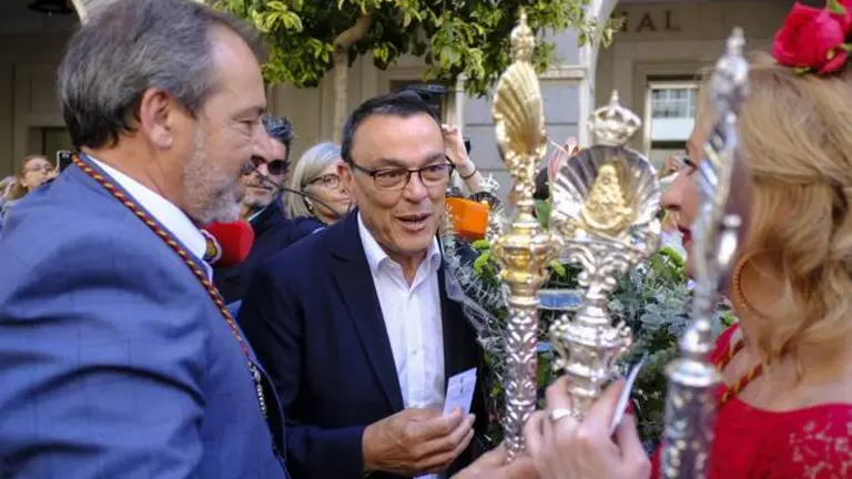 El presidente de la Diputaci&oacute;n Provincial de Huelva, Ignacio Caraballo, entrega un ramo de flores al Simpecado de la Hermandad de Emigrantes en la puerta de la Diputaci&oacute;n.