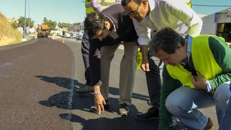 El presidente de la Diputaci&oacute;n de Huelva, Ignacio Caraballo, visita las obras de asfaltado de la carretera Lepe-El Terr&oacute;n.