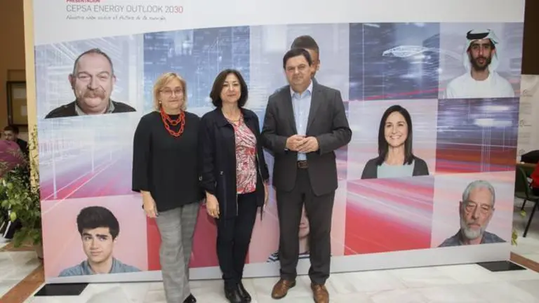 HUELVA , 25/05/18 HUELVA - El director de Estrategia de Cepsa , Hector Perea , primer Cepsa Energy Outlook 2030, al que asiste el delegado Territorial de Economia , Innovacion , Ciencia y Empleo de la Junta de Andalucia en Huelva , Manuel Ceada.  En el claustro de la Facultad de Ciencias Empresariales y Turismo , Campus de La Merced .
Foto: ALBERTO DIAZ / CEPSA