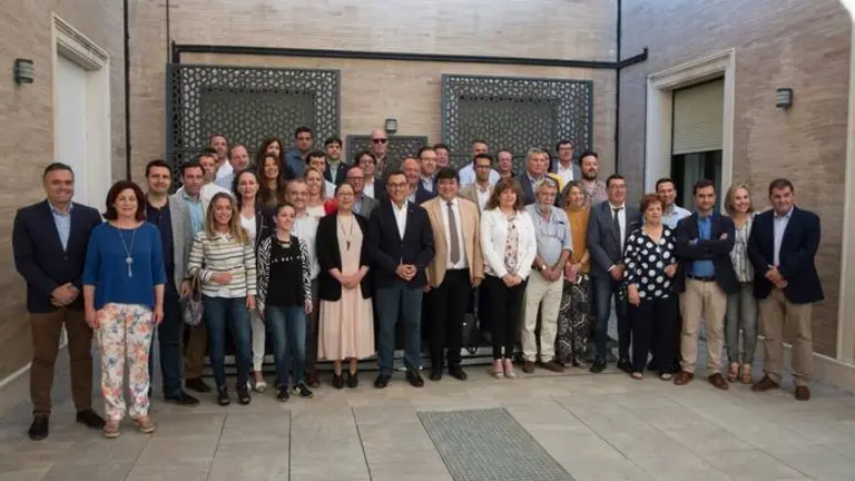 El presidente de la Diputación, Ignacio Caraballo, y el alcalde de Huelva, Gabriel Cruz, atienden a los medios de comunicación en el acto de firma de adhesión de los alcaldes al Pacto social para la llegada del AVE a Huelva.