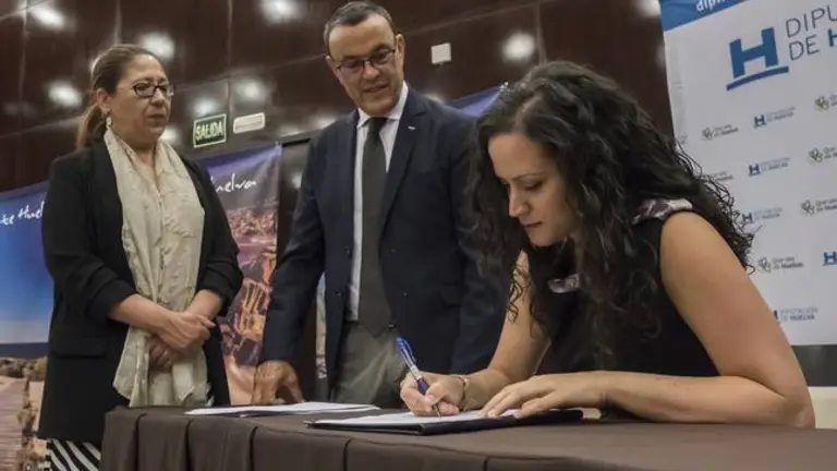 El presidente de la Diputaci&oacute;n, Ignacio Caraballo en el acto de firma de adhesi&oacute;n de los representantes del sector tur&iacute;tico onubense al Pacto social para la llegada del AVE a Huelva.