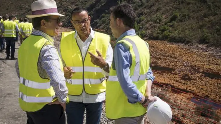 El presidente de la Diputaci&oacute;n de Huelva, Ignacio Caraballo, y la diputada del &Aacute;rea de Infraestructura, Medio Ambiente y Planificaci&oacute;n, Laura Mart&iacute;n, visitan en Berrocal, las obras que se llevan a cabo para transformar en una ruta ciclable y de senderismo el Camino Natural del R&iacute;o Tinto.
