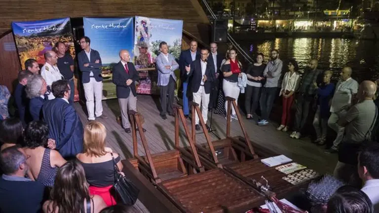 El presidente de la Diputación Provincial de Huelva, Ignacio Caraballo, durante la recepción en la Nao Santa María en el puerto de Málaga.