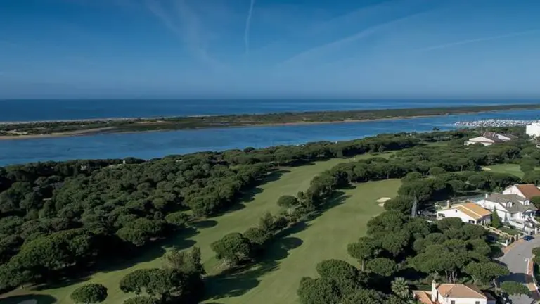 vista aerea de los hoyos 1 y 18 del campo de golf de nuevo portil, en cartaya.