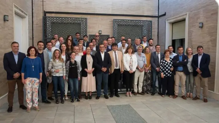El presidente de la Diputaci&oacute;n, Ignacio Caraballo, y el alcalde de Huelva, Gabriel Cruz, atienden a los medios de comunicaci&oacute;n en el acto de firma de adhesi&oacute;n de los alcaldes al Pacto social para la llegada del AVE a Huelva.