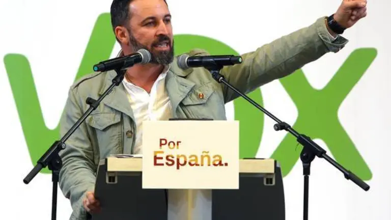 GRAF4973. ALICANTE, 21/04/2019.- El candidato de Vox a la Presidencia del Gobierno, Santiago Abascal, durante su intervención en el acto electoral que el partido ha celebrado este domingo en el pabellón Pitiu Rochel de Alicante. EFE/Morell