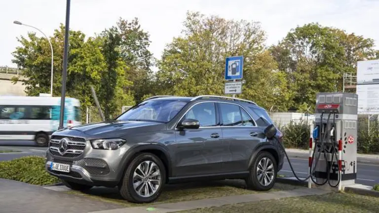 GLE 350 de 4MATIC;Kraftstoffverbrauch gewichtet 1,1 l/100 km, CO2-Emissionen gewichtet 29 g/km, Stromverbrauch gewichtet 25,4 kWh/100 km*

GLE 350 de 4MATIC;Weighted fuel consumption 1.1 l/100 km, weighted CO2 emissions 29 g/km, weighted power consumption 25.4 kWh/100 km*