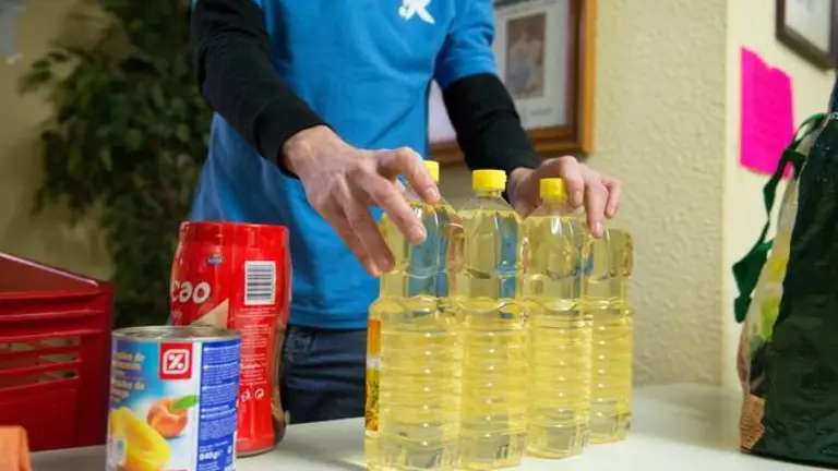 La Semana Social, que tuvo lugar del 11 al 19 de febrero de 2017 en toda Espa&ntilde;a, implic&oacute; como voluntarios a cerca de 11.200 empleados del grupo "la Caixa". Cerca de 1.500 entidades sociales se beneficiaron de las actividades solidarias de voluntariado.

En Burjassot (Valencia), los voluntarios de "la Caixa" colaboraron con la recogida y entrega de alimentos a los beneficiarios de la parroquia Sant Miguel.