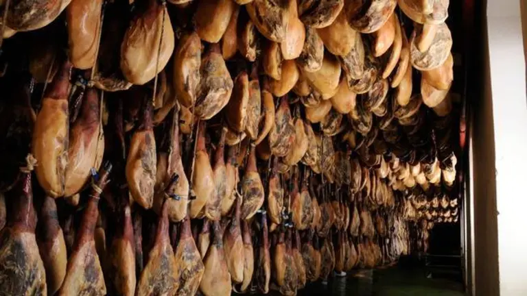 Jamones en secadero Sierra de Huelva