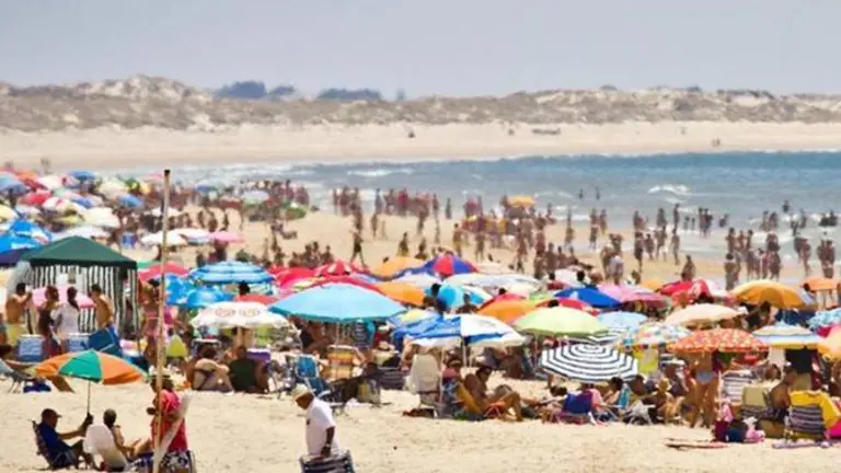 Concentración de bañistas en una playa de Huelva