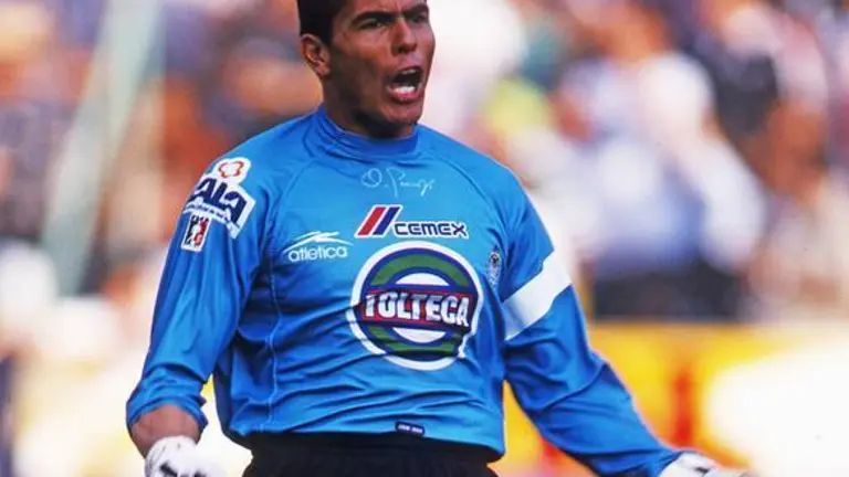 Foto de accion durante el Partido Leon 1-1 Guadalajara en el Estadio Leon Partido Correspondiente a la Jornada 12 del Torneo Verano 2001, en la foto:  festejo de gol de  Oswaldo Sanchez

--- 28/01/2001/ MEXSPORT/