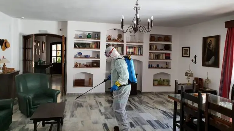 Desinfecci&oacute;n en la residencia de ancianos de Higuera de la Sierra 