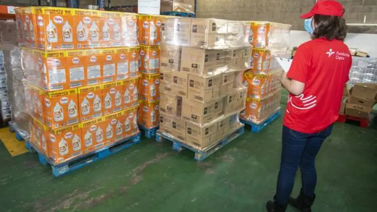 HUELVA, 08/05/20 HUELVA - Fundacion Cepsa y Persan donan detergentes y suavizantes al Banco de Alimentos de Huelva  .
Foto: ALBERTO DIAZ / FUNDACION CEPSA