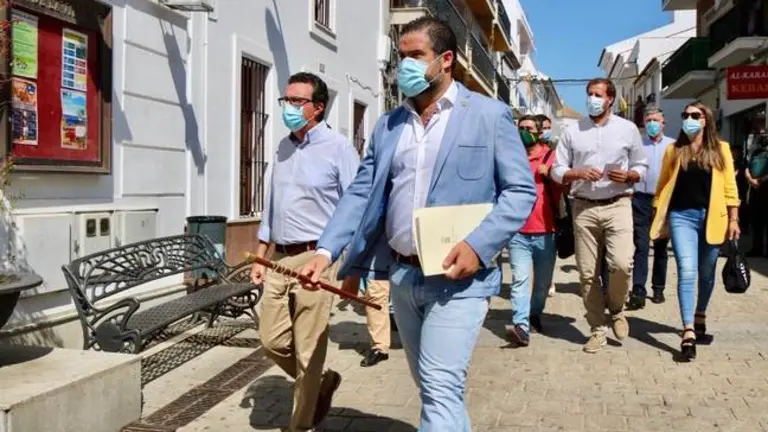 Manuel Barroso junto a la plana mayor del PP a la llegada al pleno de Cartaya.
