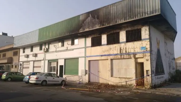 Nave ocupada en el Molino de la Vega donde se ha producido el incendio.
