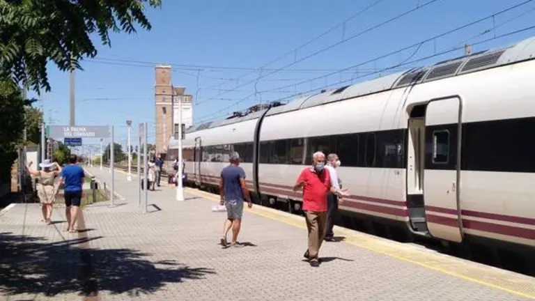 Tren Alvia en la estación de La Palma del Condado.