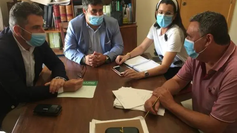 Reuni&oacute;n en la Junta entre Delegaci&oacute;n de Agricultura y alcalde de Lucena.