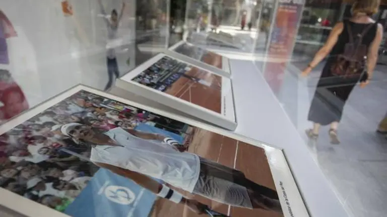 HUELVA , 20/07/20 HUELVA -  Exposicion Copa del Rey Tenis Huelva en Holea . Asiste gerente del centro comercial Holea , Amelia Romero y el presidente del Real Club Recreativo de Tenis Huelva , Federico Sanchez de la Campa 
Foto: ALBERTO DIAZ gesto comunicacion