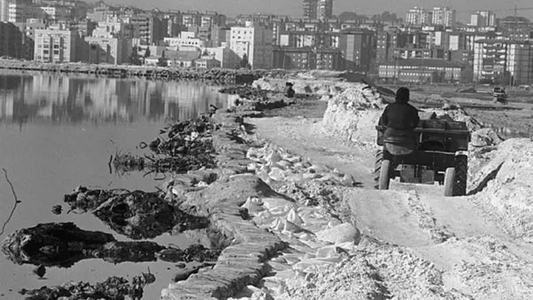 Apilamiento de fosfoyesos frente a la capital onubense en 1990.