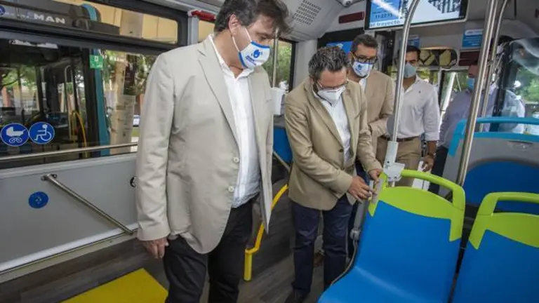 HUELVA, 07/08/20 HUELVA - El alcalde de Huelva , Gabriel Cruz , presenta los diez nuevos autobuses ecol&oacute;gicos y con prestaciones de &uacute;ltima generaci&oacute;n que se pondr&aacute;n en servicio en la ciudad .
Foto: ALBERTO DIAZ / AYTO HUELVA