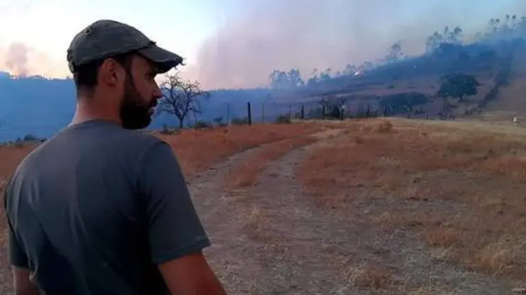 Todav&iacute;a son visibles las columnas de humo procedentes de la zona incendiada