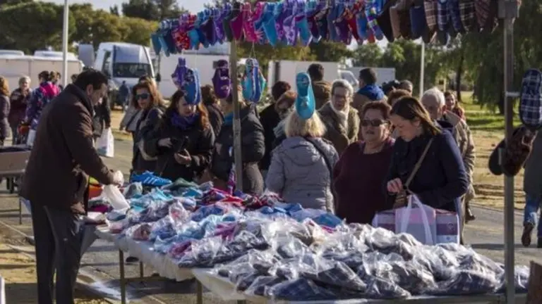 Varias clientes se agolpan frente a un puesto ambulante