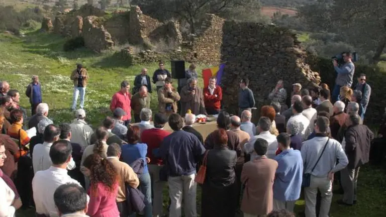  Acto en recuerdo de las v&iacute;ctimas de Membrillo Bajo (Zalamea) en 2003