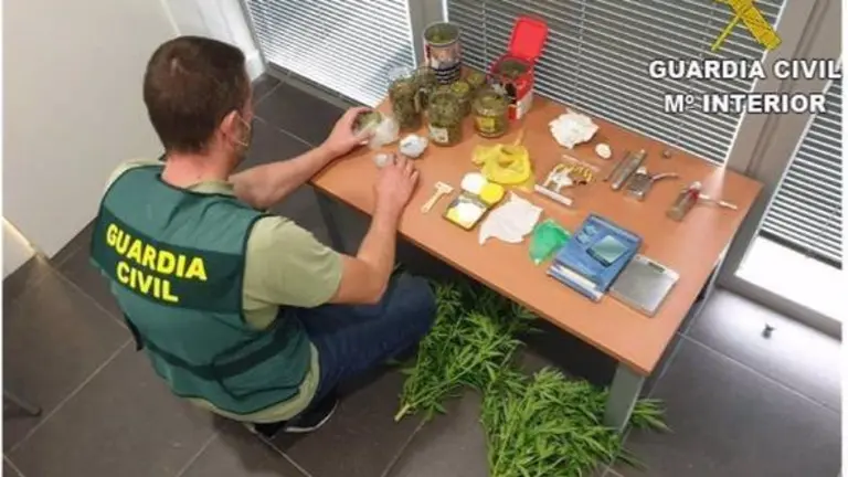 21/10/2020 Un agente de la Guardia Civil con parte de la droga intervenida.
POLITICA ANDALUCÍA ESPAÑA EUROPA HUELVA SOCIEDAD
GUARDIA CIVIL